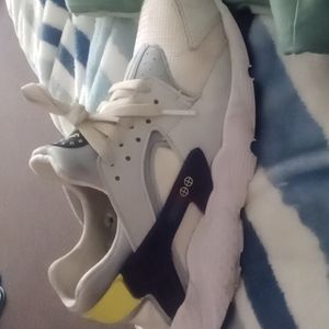 Nike Huarache sneakers size 5